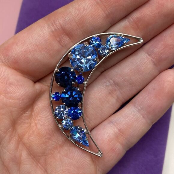 💛 Silver Tone Blue Crystal Crescent Moon Brooch - Picture 4 of 5